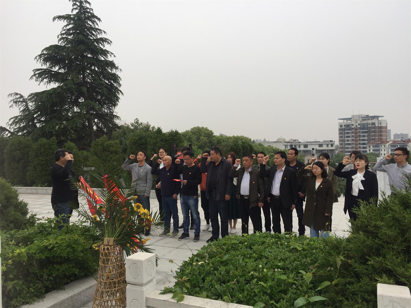 省榮康醫(yī)院機關(guān)第二黨支部和團總支 聯(lián)合開展緬懷革命先烈、繼承...