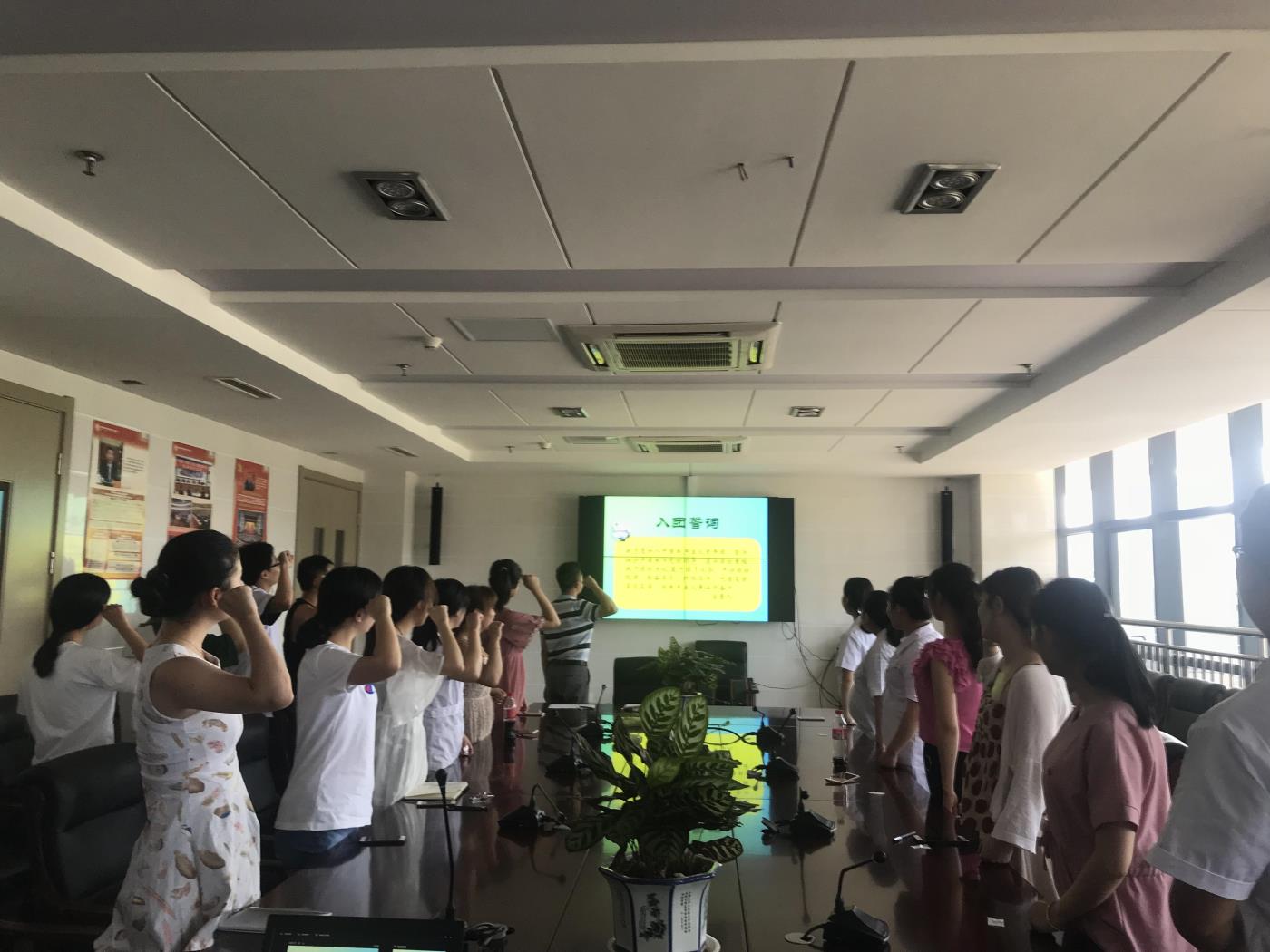 省榮康醫(yī)院團(tuán)總支開展學(xué)習(xí)團(tuán)的十八大精神暨青年大學(xué)習(xí)主題團(tuán)日活...