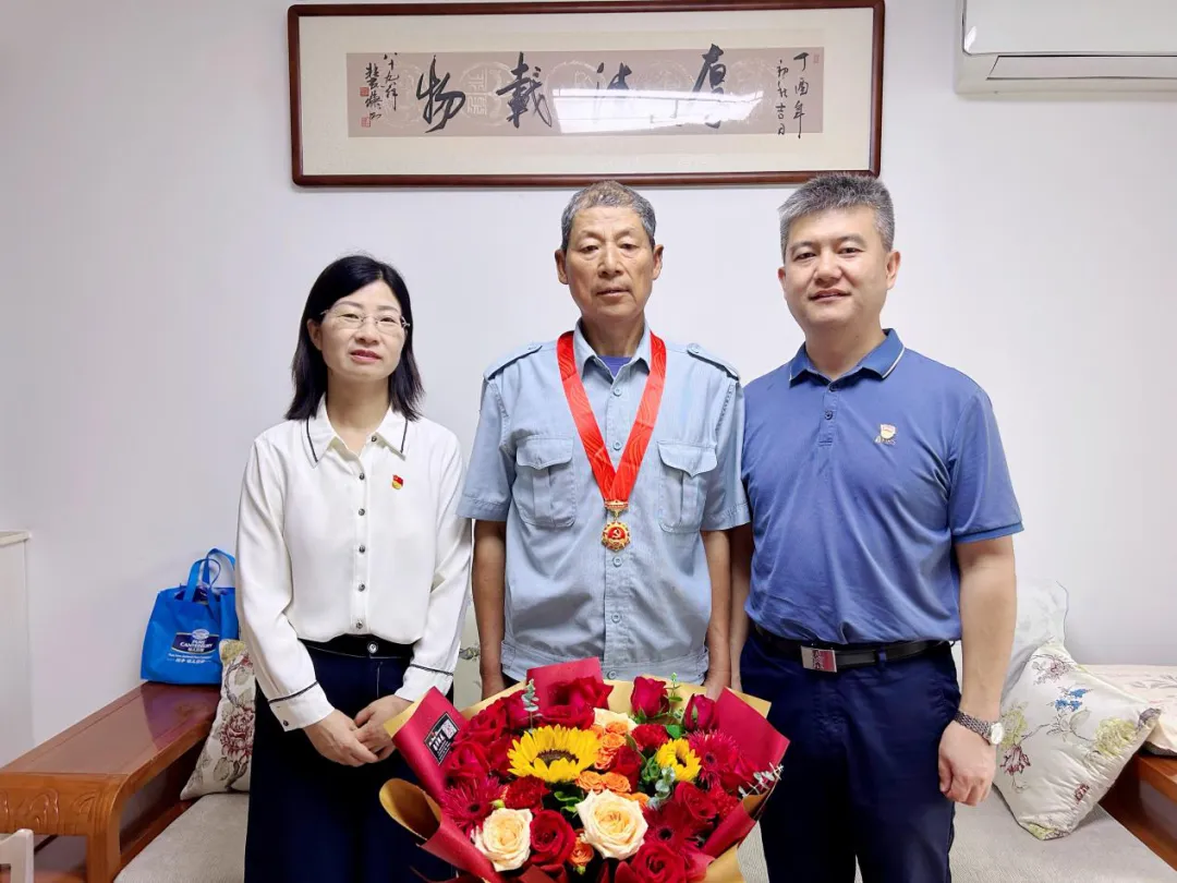 【慶祝建黨103周年】省榮康醫(yī)院為“光榮在黨50年”老黨員頒...